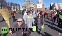 Lettischer Frühjahrsputz: Straßen in Riga werden nach Naziaufmarsch “desinfiziert“