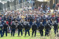 Ungarn errichtet einen Zaun an seiner Grenze zu Rumänien, um weitere Flüchtlinge abzuhalten