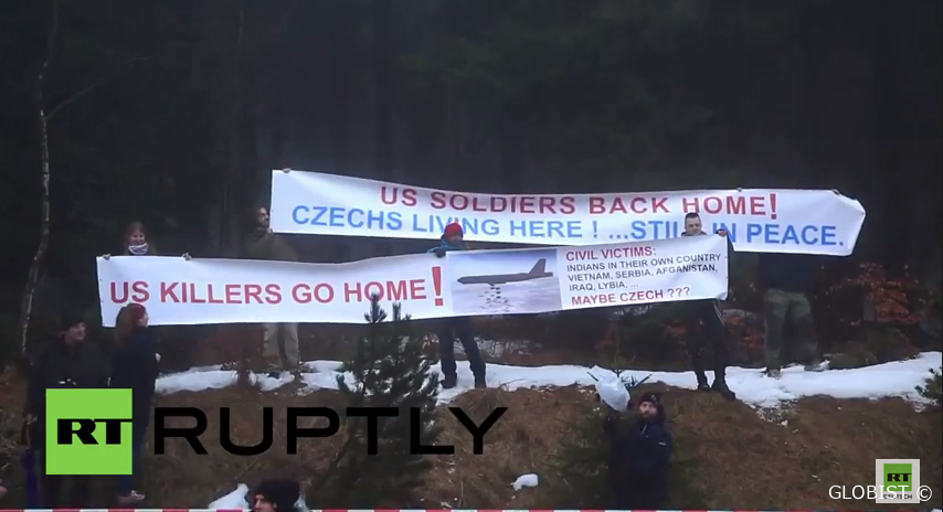 Antikriegs-Aktivisten in Tschechien: “US-Mörder geht nach Hause“