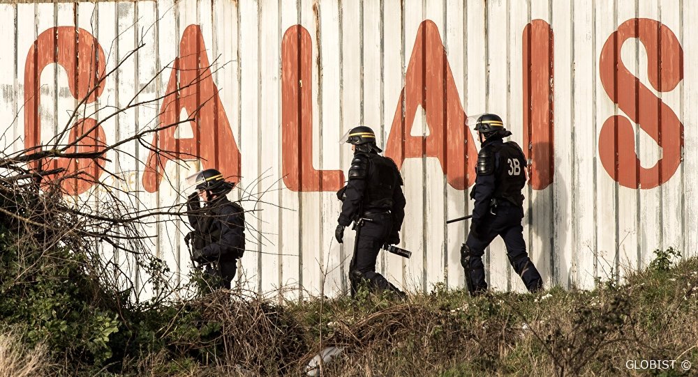 Wieder Messerangriff im Calais-Lager - diesmal auf RT-Reporter